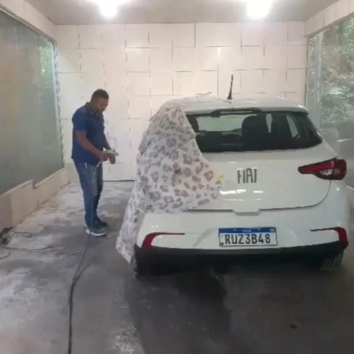 Oficina com veículo em preparação