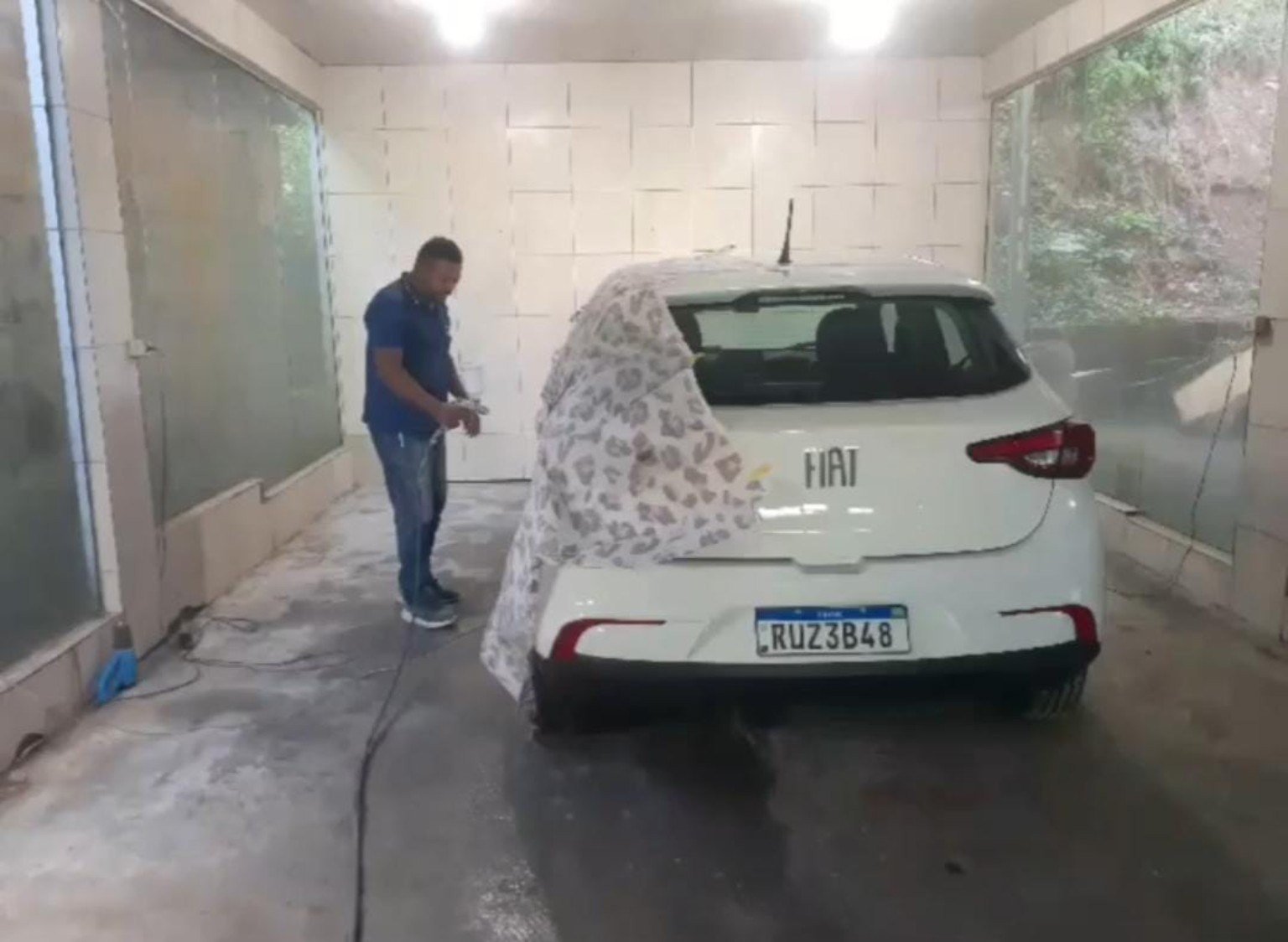 Veículo sendo preparado em oficina