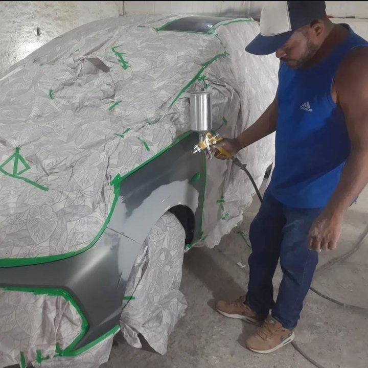 Aplicação de tinta em veículo