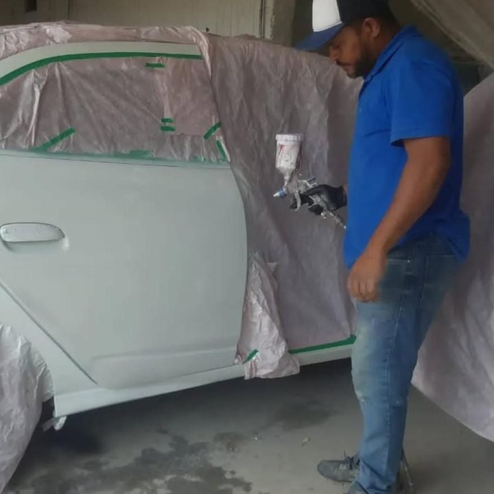 Pintura na lateral de um carro